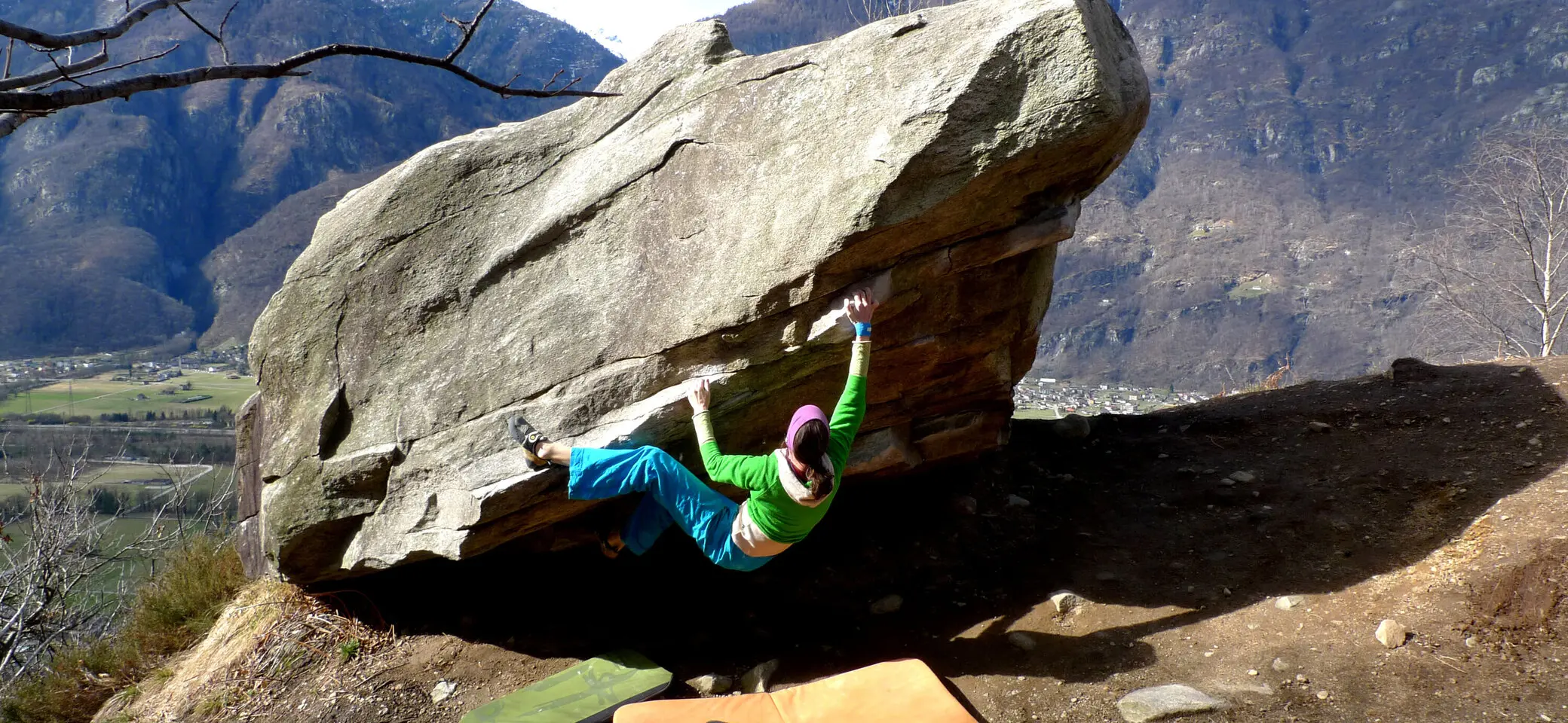 Ein Mann bouldert an einem Outdoor-Boulderfelsblock | © DAV/Matthias Keller
